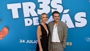 Kira Miró y Salva Reina presentan en Madrid la comedia familiar 'Tres de más'