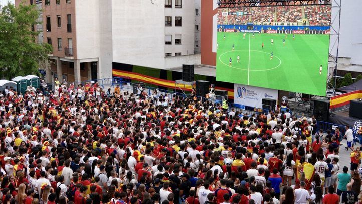 Miles de mostoleños celebran en la Plaza de España el pase de España a la final del Mundial