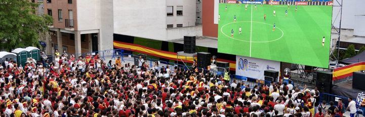 Miles de mostoleños celebran en la Plaza de España el pase de España a la final del Mundial