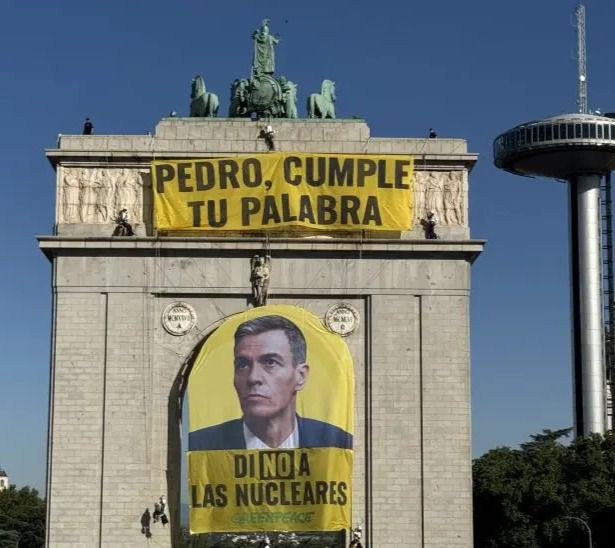 Detenidos nueve activistas tras desplegar una pancarta en Moncloa después el informe favorable del CSN sobre las nucleares