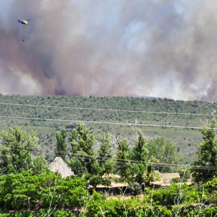 Una columna de humo se ve en la distancia, a 17 de julio de 2026, en La Mierla, Guadalajara, Castilla-La Mancha (España).