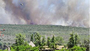 Una columna de humo se ve en la distancia, a 17 de julio de 2026, en La Mierla, Guadalajara, Castilla-La Mancha (España).