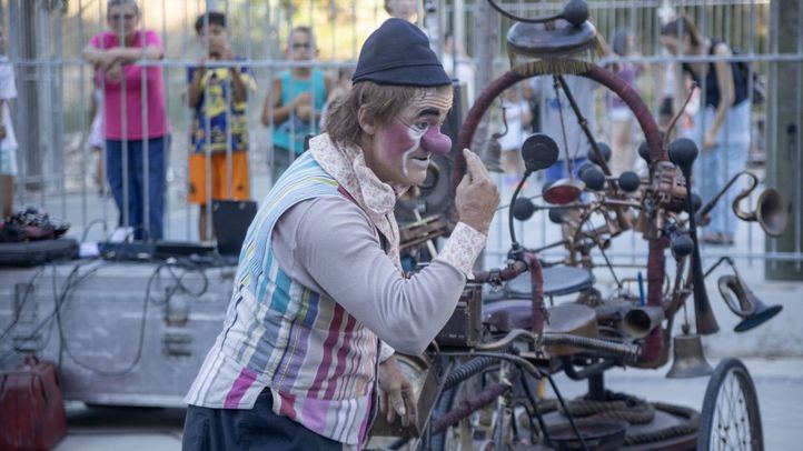 Fuman: un payaso recorre los barrios.