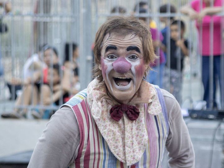 Fuman: un payaso recorre los barrios