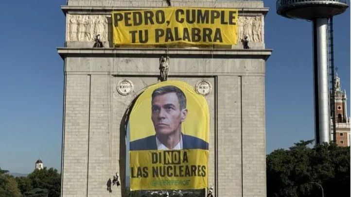 En libertad con cargos los activistas de Greenpeace por la pancarta sobre Almaraz