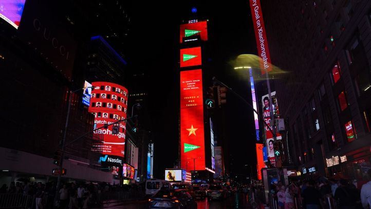 Times Square se tiñe de rojo antes de la final entre España y Argentina