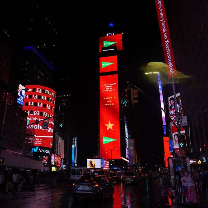 Times Square se tiñe de rojo antes de la final entre España y Argentina