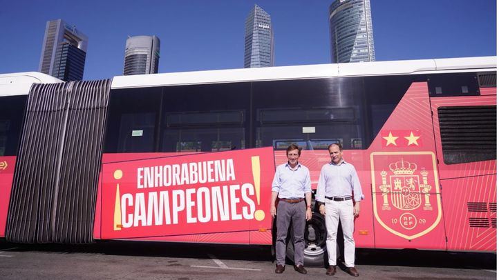 Almeida coloca la segunda estrella en el autobús de la EMT dedicado a la selección