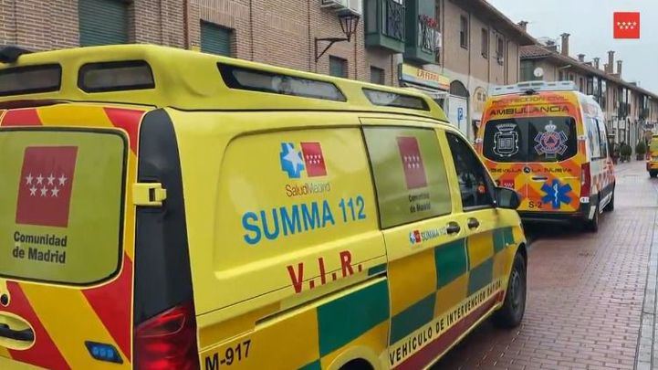 Efectivos de emergencia acuden a atender a una mujer agredida en Sevilla La Nueva