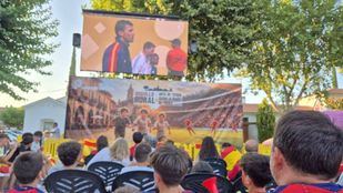 Vecinos de Villanueva de la Cañada, viendo la final del Mundial