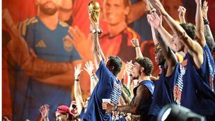 Rodri Hernández alzando la copa del Mundo.