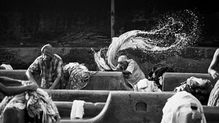 Los trabajadores de la lavandería de Mahalaxmi Dhobi Ghat, en su mayoría emigrantes procedentes del estado de Uttar Pradesh, lavan la ropa de familias particulares. Bombay, India, 1995.