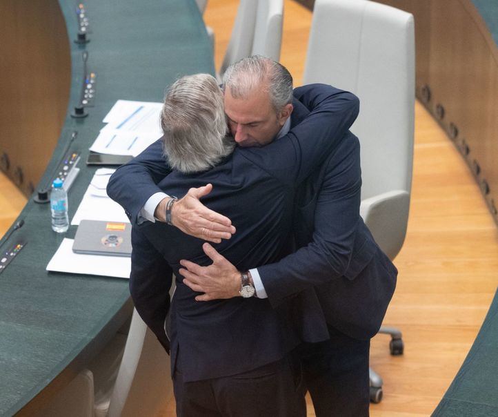Abrazo entre Ignacio Ansaldo y Ortega Smith