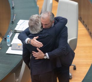 Abrazo entre Ignacio Ansaldo y Ortega Smith