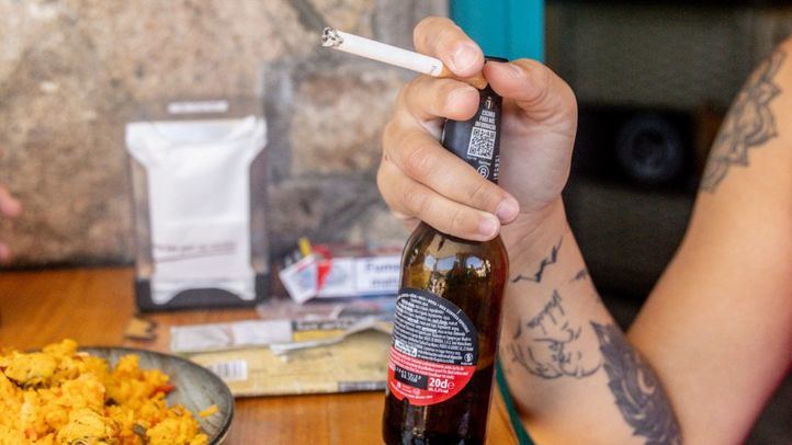 Una persona fumando en una terraza