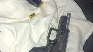 Pistola sin numerar y cargada oculta en un coche en el distrito de Retiro.