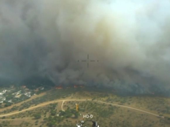 Un incendio forestal en Almorox obliga a evacuar una urbanización y confinar Villa del Prado
