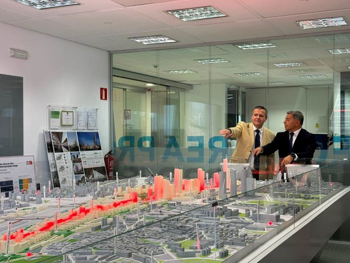 El consejero de Vivienda, Transportes e Infraestructuras, Jorge Rodrigo, con representantes de Madrid Nuevo Norte.