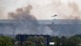 Helicópteros intervienten en un incnedio entre Alcalá y Mejorada
