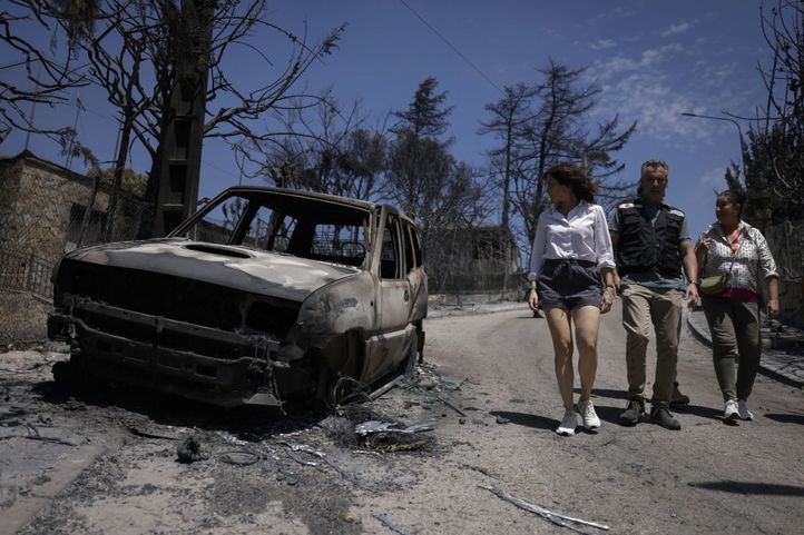 Isabel Díaz Ayuso visita la urbanización El Encinar del Alberche de Villa del Prado, la más afectada por el incendio de Almorox