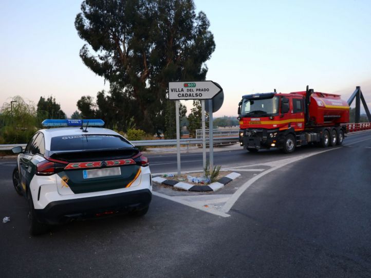 Un coche de la Guardia Civil regula el acceso a Vila del Prado,