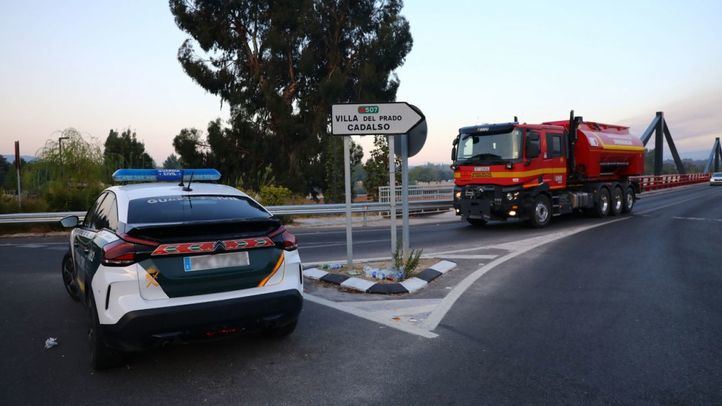 Un coche de la Guardia Civil regula el acceso a Vila del Prado,