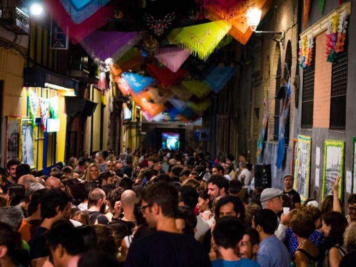 La calle Oso a rebosar durante las fiestas de San Cayetano.