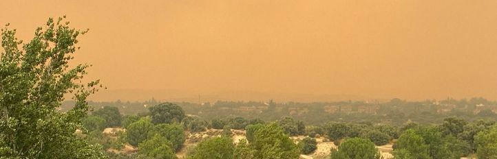 El humo de los incendios y una masa de aire africano empeoran la calidad del aire en la región