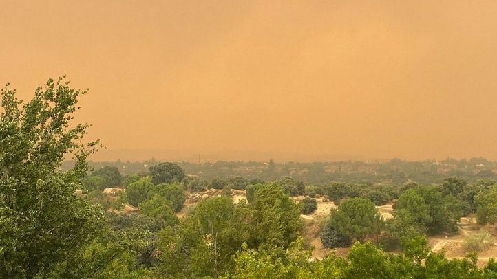 Vistas de la sierra desde Las Rozas con el humo de los incendios y la masa de aire africano