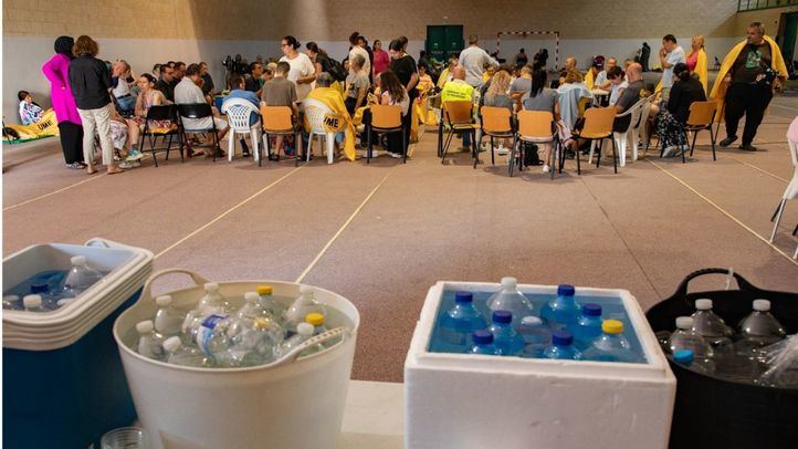 Personas evacuadas por los incendios, alojadas en el polideportivo de Villamanta