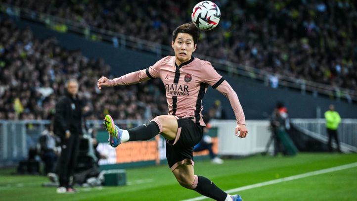 Kang-in Lee jugando en el PSG