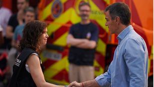 Isabel Díaz Ayuso en el Puesto de Mando Avanzado en Cenicientos para seguir la evolución del incendio.