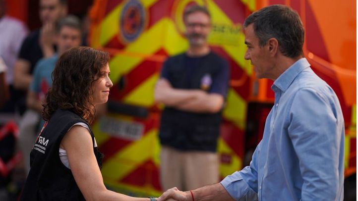 Isabel Díaz Ayuso en el Puesto de Mando Avanzado en Cenicientos para seguir la evolución del incendio.