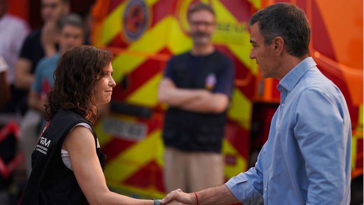 El incendio obliga a evacuar Cenicientos y trasladar el Puesto de Mando a Navalcarnero