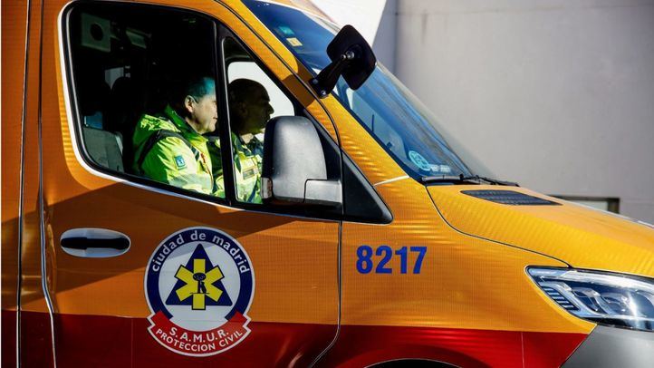 Una ambulancia sale de la Base 0 de SAMUR - Protección Civil