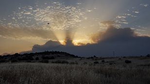 El sol es eclipsado por el humo de los incendios.