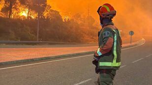 Emergencias alerta de que el viento complicará este lunes la extinción de los incendios en la Sierra Oeste