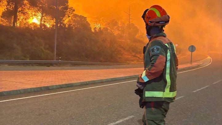 Emergencias alerta de que el viento complicará este lunes la extinción de los incendios en la Sierra Oeste