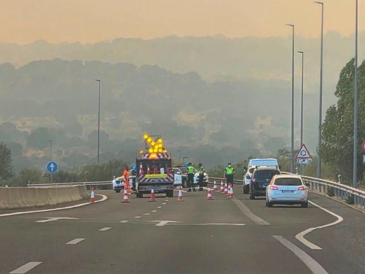 Persisten las afecciones al tráfico en 13 carreteras madrileñas por el incendio de la Sierra Oeste
