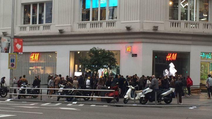 Cola a las puertas de H&M esperando su apertura