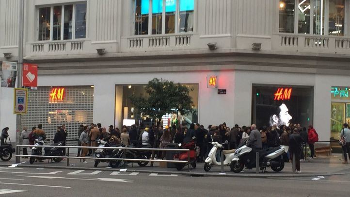 Cola a las puertas de H&M esperando su apertura
