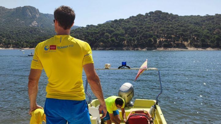 Un profesional del Summa 112 en el pantano de San Juan.