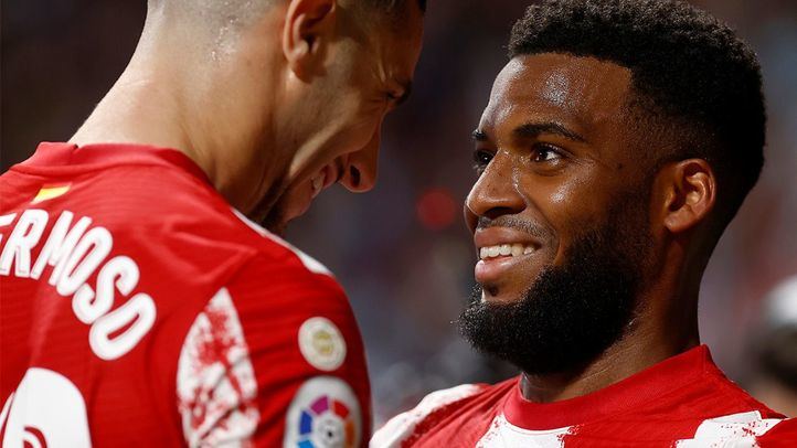 Lemar celebra el gol