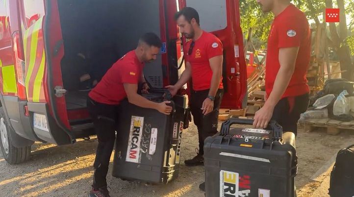 Miembros del Ericam preparan el material que van a llevar a Huesca