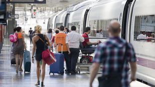 Renfe se suma un año más como empresa colaboradora a la 'Hora del Planeta'