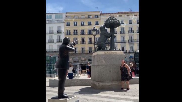 Estatua del rey emérito con un rifle en Sol