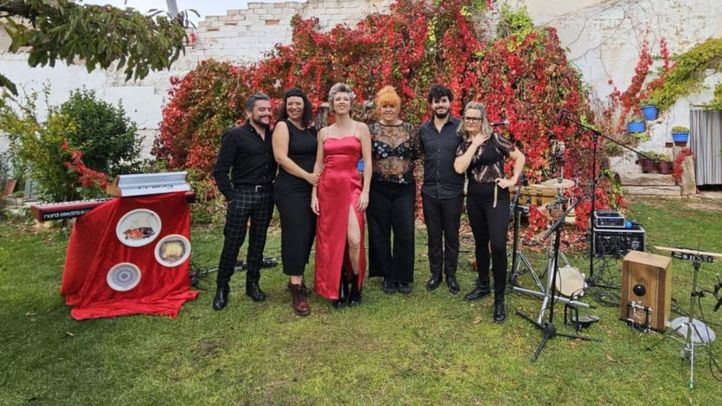 Karmento con su banda