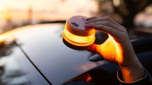 Una baliza de coche tipo v16