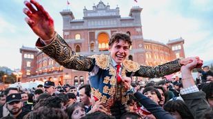 El triunfador Álvaro Serrano paseado a hombros tras salir por la Puerta Grande.