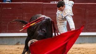 Uno de los naturales de Fernando Adrián a su primer toro.